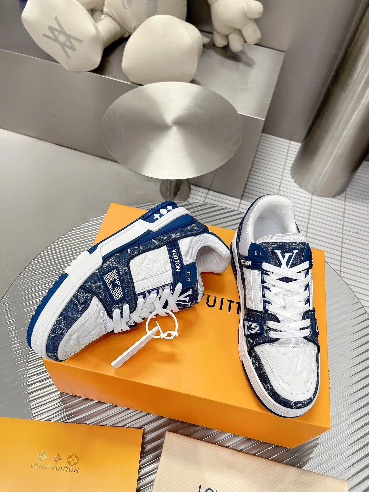 👟👟Ex-factory price 840👟👟The highest version on the Internet⚠️Feel free to compare! 2021🔥New model, purchase quality LV~Louis Vuitton by Virgin Abloh’s best-looking sneakers, Donkey Brand strongly recommends new products, official website limited edition retro basketball sneakers! Both high and low tops cost money to purchase 1:1 accurate replicas of the originals. The details are invincible, full of sincerity, imported custom-made original cowhide, the original package method is the same, the details are 100% restored, and the private model customized the original one-piece T👟👟factory price U outsole, which is different from other brands. Without the original version, this effect cannot be achieved! 35-45 (46 is custom-made and non-refundable) Some colors are available in women’s styles